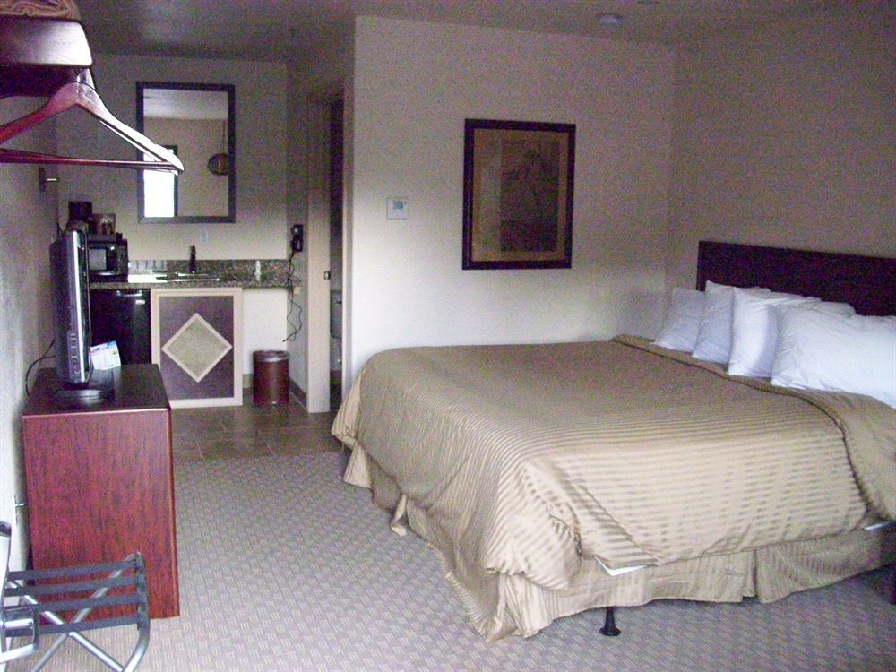 Price Pointe Inn Waukesha Exterior photo
