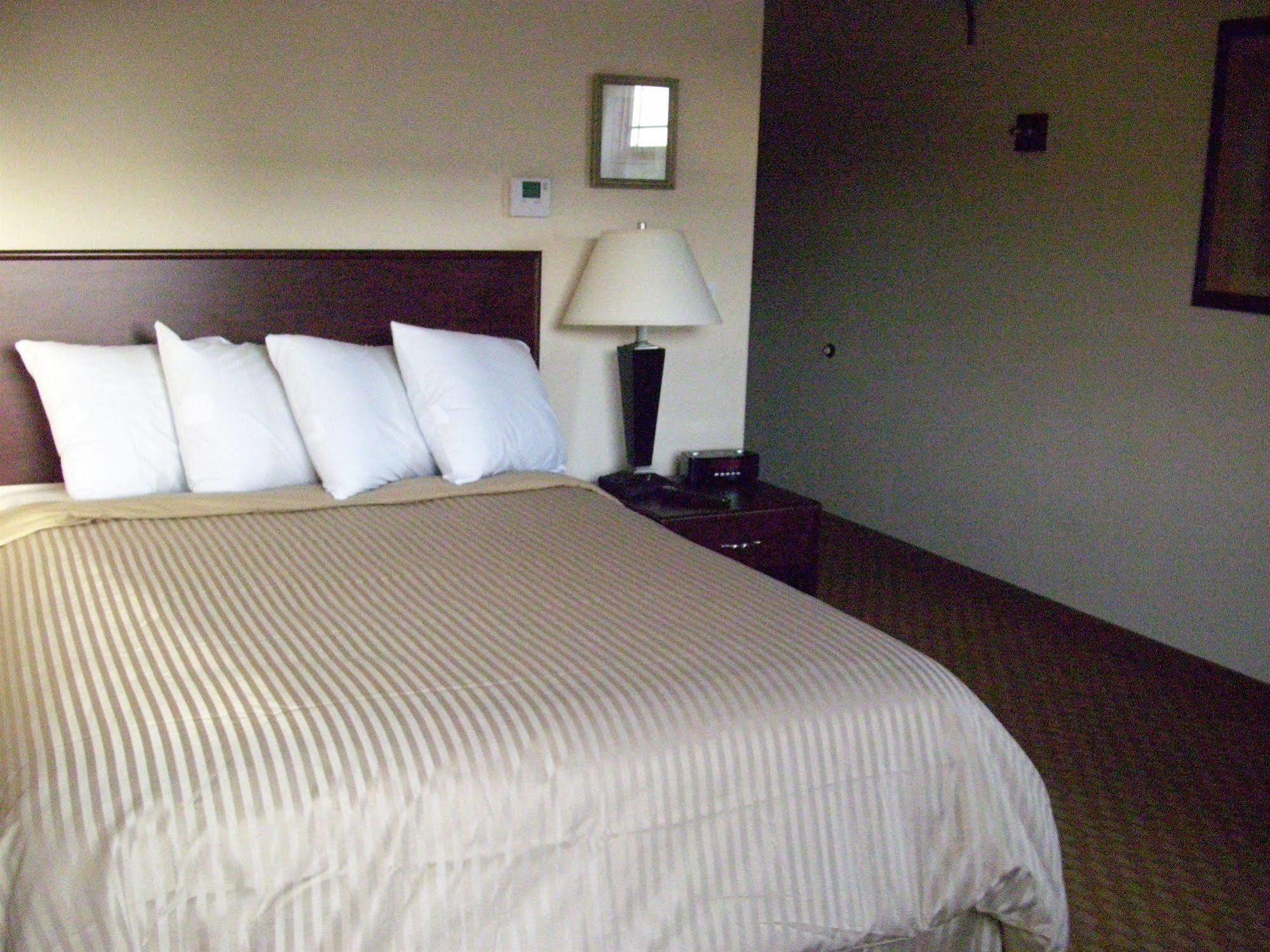 Price Pointe Inn Waukesha Exterior photo