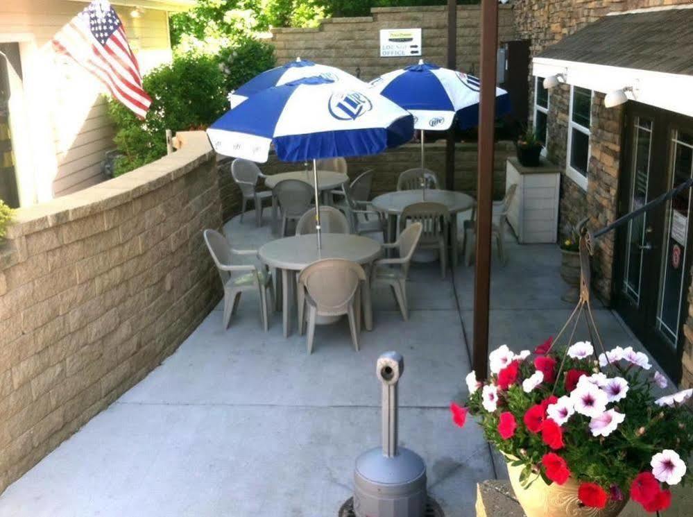 Price Pointe Inn Waukesha Exterior photo