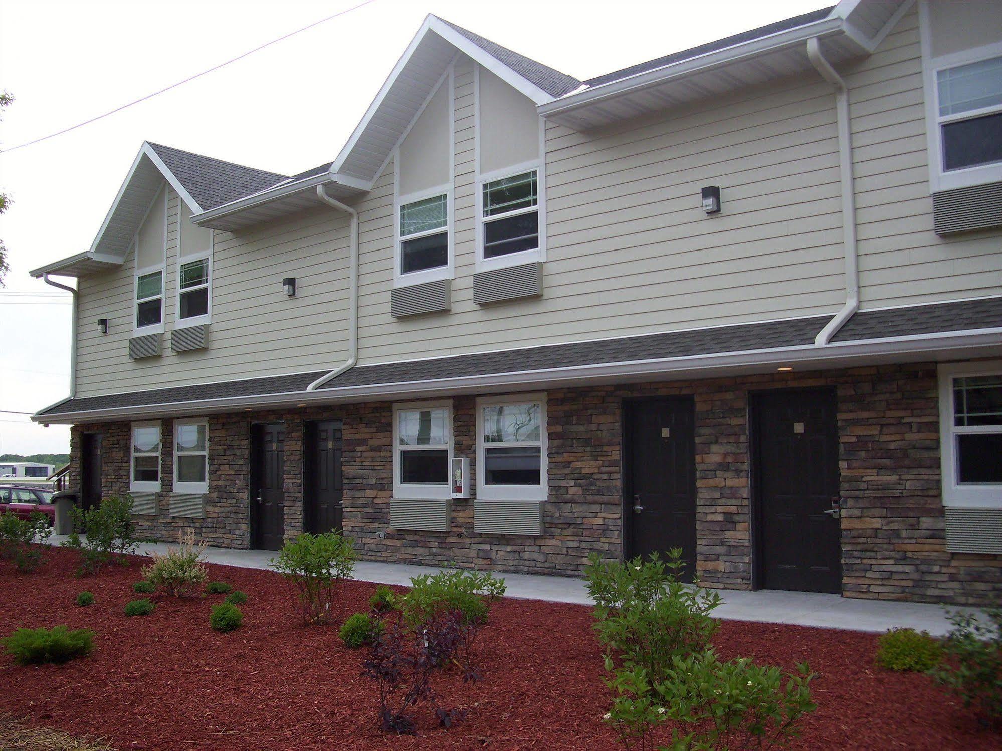 Price Pointe Inn Waukesha Exterior photo