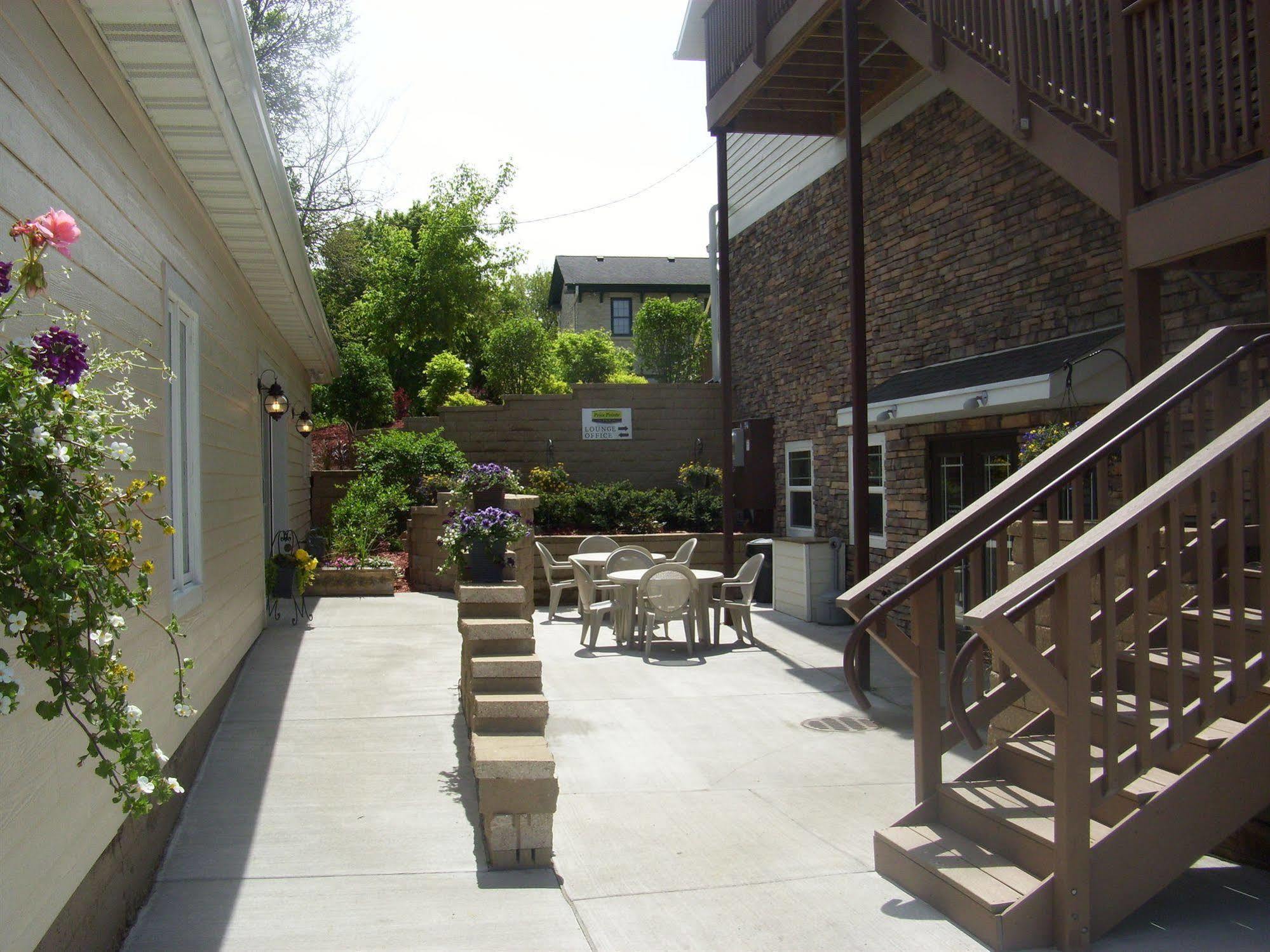 Price Pointe Inn Waukesha Exterior photo